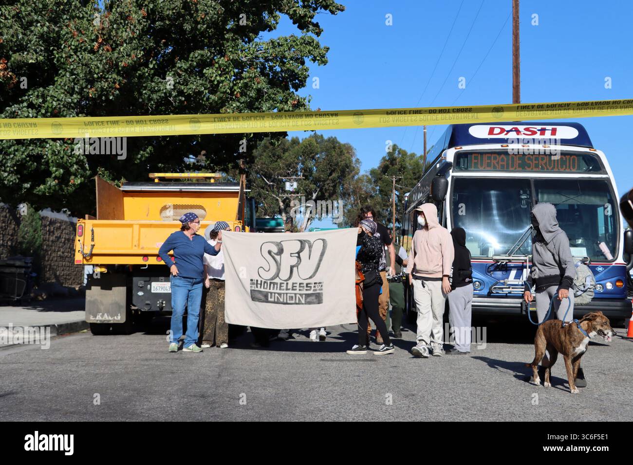 Les gens protestent alors qu’un campement de sans-abri dans la vallée de San Fernando, connu sous le nom de “The Compound” ou “Tent City”, est nettoyé par les autorités municipales. Banque D'Images
