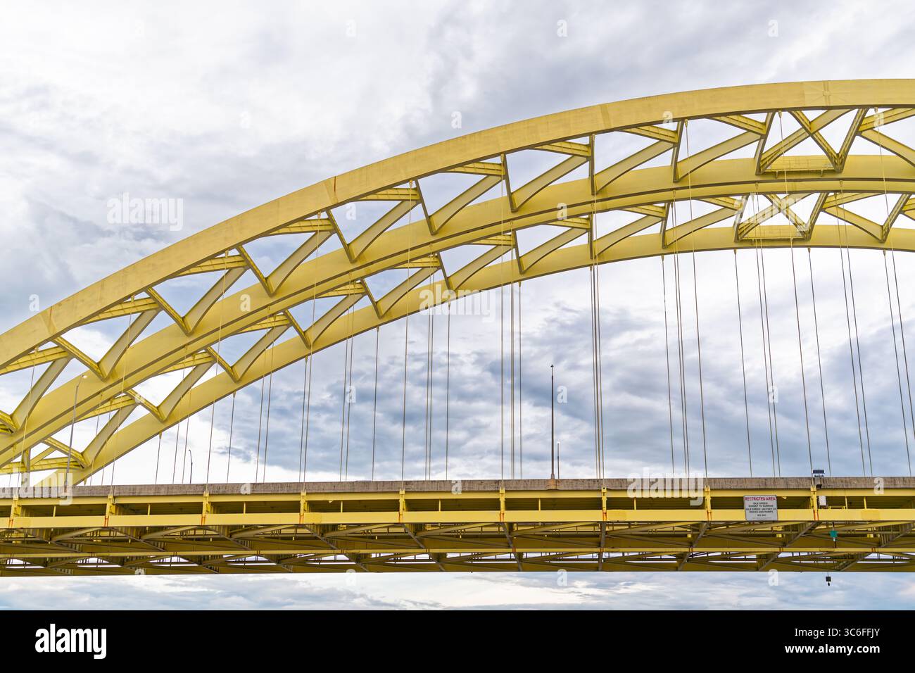 Cincinnati, OH - 28 juin 2025 : le Daniel carter Beard Bridge est un pont jaune, à travée jumelle, à corde d'arc en acier, qui traverse la rivière Ohio, conne Banque D'Images