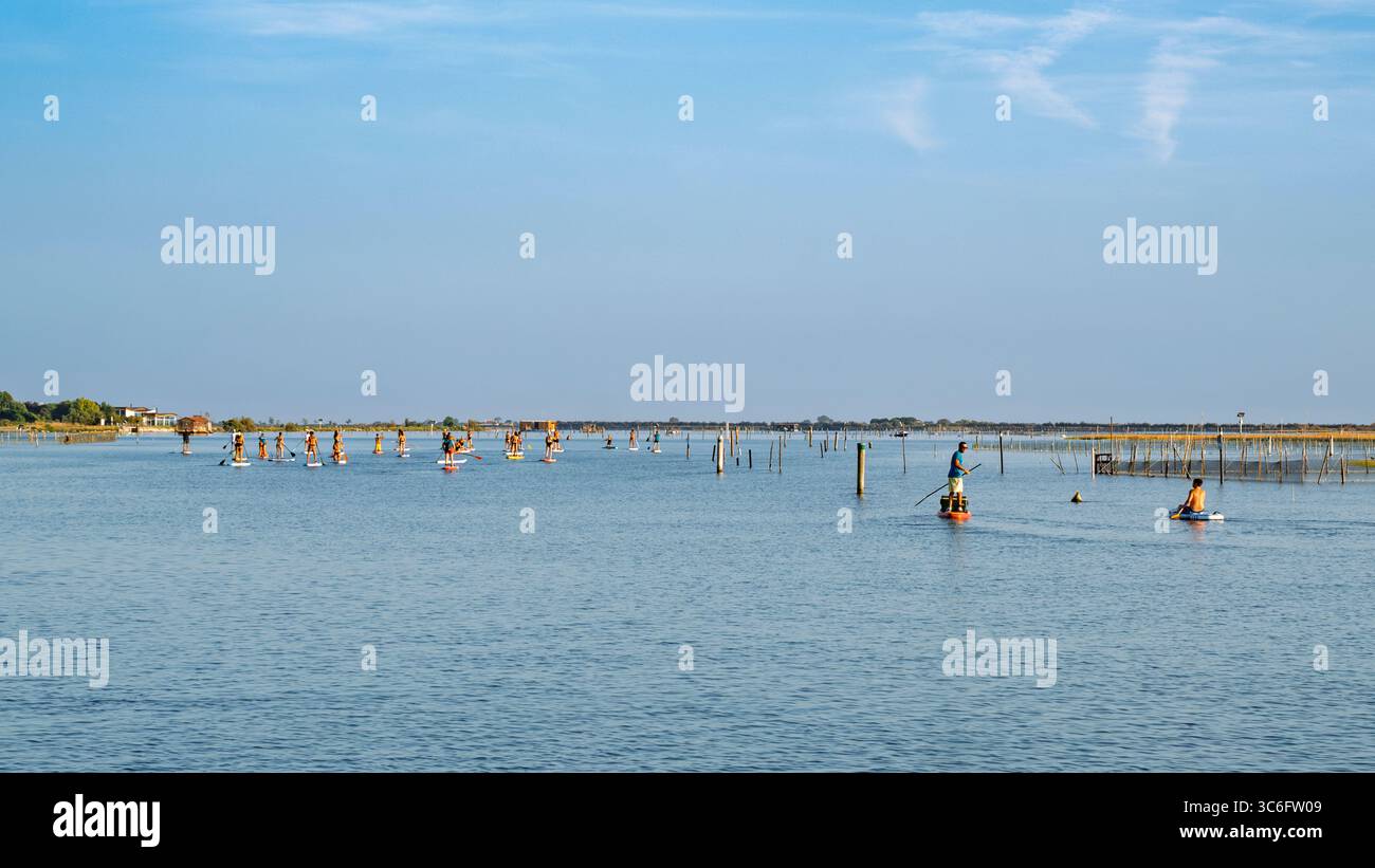 Stand Up Paddle (SUP) : un groupe organisé de personnes partant pour une excursion dans la lagune de Porto Caleri ; partie du parc régional du delta du Pô, Rosolina Banque D'Images