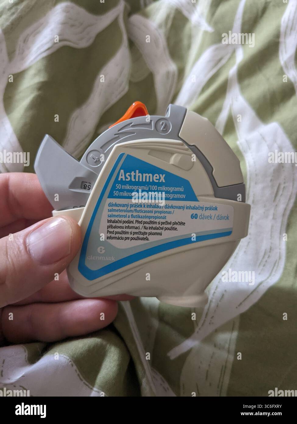 Prague, République tchèque-6 mai 2025 : inhalateur Asthmex utilisé pour le soulagement de l'asthme et le traitement des voies respiratoires bronchiques Banque D'Images