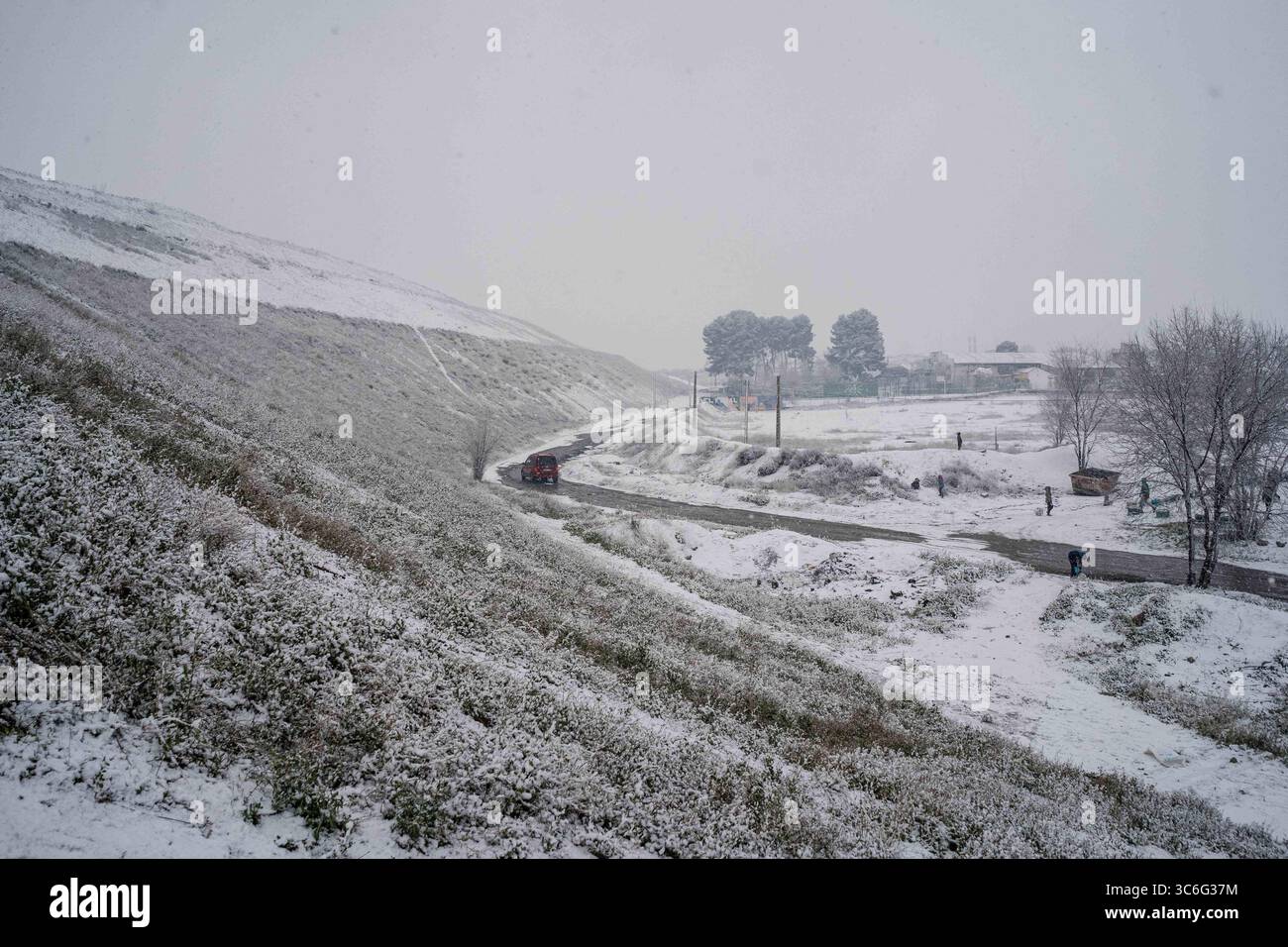 7 janvier 2021, Madrid, Espagne : de fortes chutes de neige vues sur le quartier marginal de la CaÃ±ada Real..L'Espagne enregistre des températures basses historiques et des chutes de neige mettant la communauté de Madrid en alerte. Dans le sud de Madrid, la CaÃ±ada Real, la communauté est privée d’électricité depuis 3 mois. (Crédit image : © Diego Radames/SOPA images via ZUMA Wire) Banque D'Images