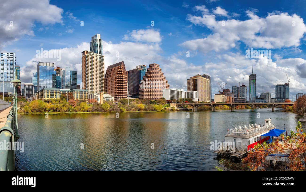 Horizon du centre-ville d'Austin sur le fleuve Colorado à Austin, Texas, États-Unis. Banque D'Images