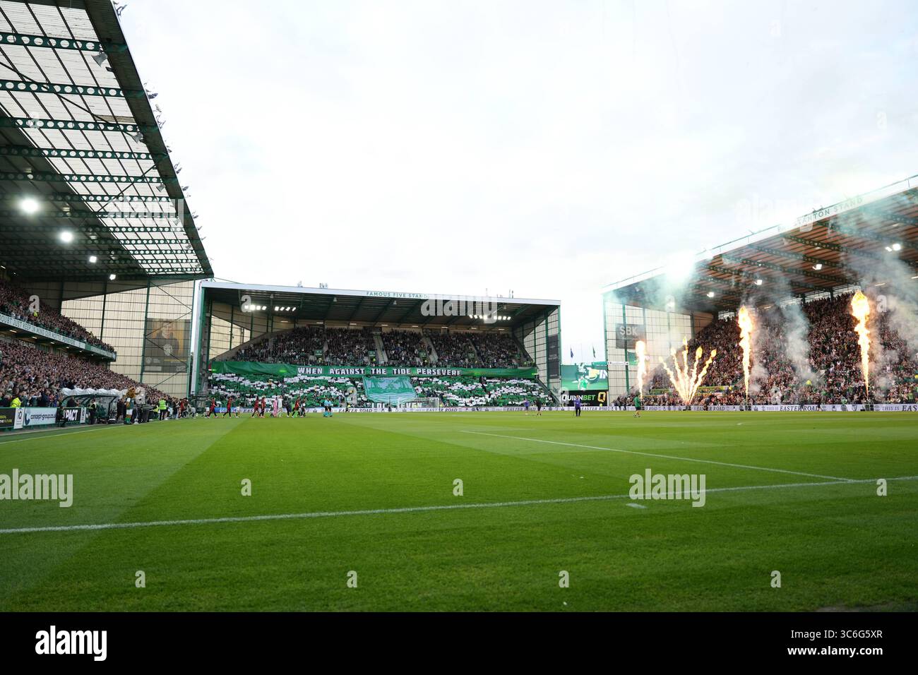 31 juillet 2025 ; Easter Road, Édimbourg, Écosse : UEFA Europa League, deuxième tour de qualification, deuxième manche, Hibernian contre Midtjylland ; les pyrotechniques se déroulent sur Easter Road alors que les joueurs émergent avant le match Banque D'Images
