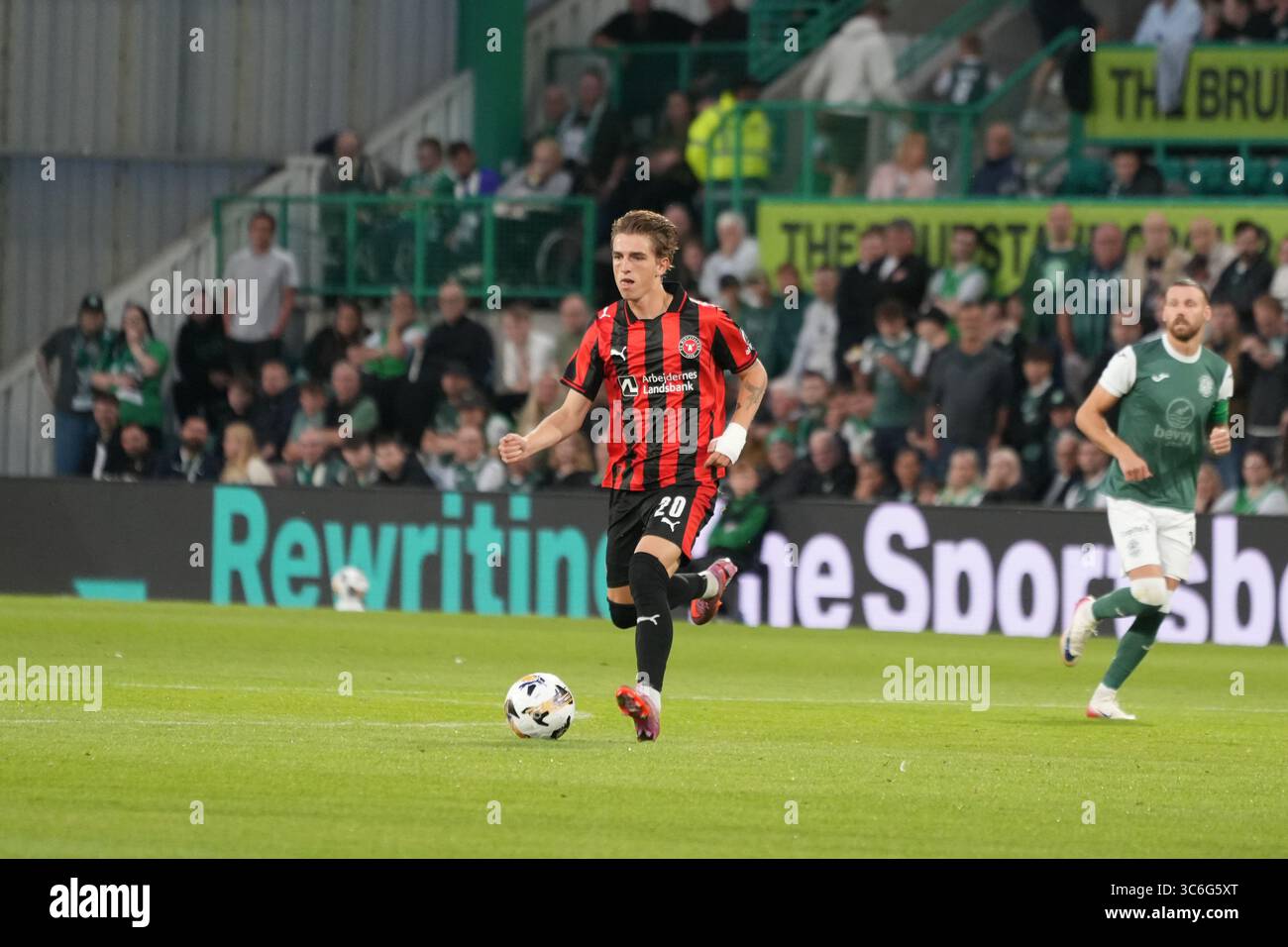 31 juillet 2025 ; Easter Road, Édimbourg, Écosse : UEFA Europa League, deuxième tour de qualification, deuxième manche, Hibernian contre Midtjylland ; Valdemar Byskov de Midtjylland porte le ballon en avant Banque D'Images