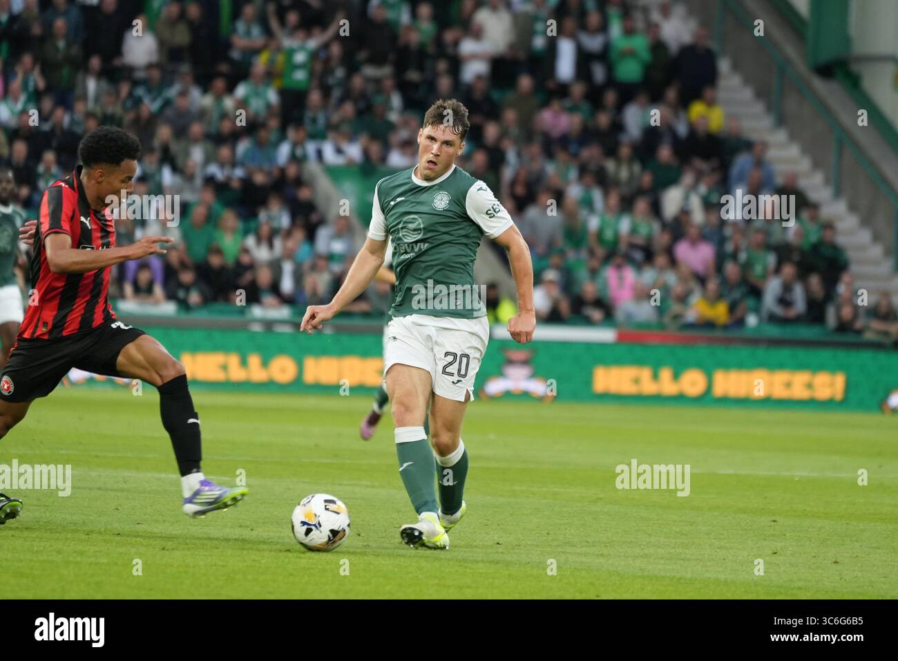 31 juillet 2025 ; Easter Road, Édimbourg, Écosse : UEFA Europa League, deuxième tour de qualification, deuxième manche, Hibernian contre Midtjylland ; Kieron Bowie d'Hibernian joue le ballon en avant Banque D'Images