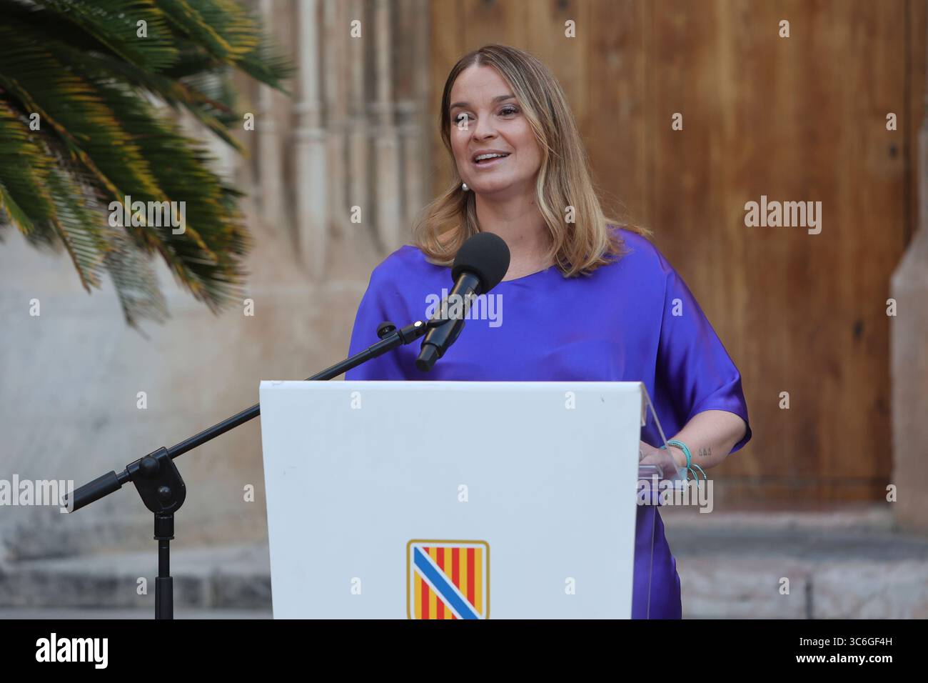 The president of the Government of the Balearic Islands, Marga Prohens, inaugurates the exhibition 'La força inicial' by Joan Miró, on July 31, 2025, in Mallorca, Balearic Islands (Spain). The exhibition can be visited at sa Llotja as part of the exhibition project 'Paysage Miró', which brings together more than one hundred works in the largest exhibition dedicated to the artist in Mallorca. 31 JULY 2025 Isaac Buj / Europa Press 07/31/2025 (Europa Press via AP) Banque D'Images
