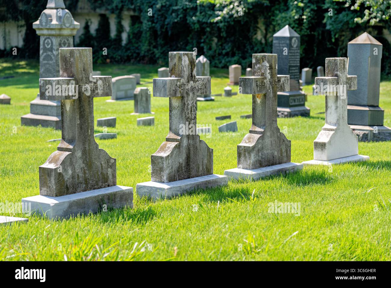 ALEXANDRIA, Virginie — le cimetière catholique Mary's Cemetery est situé dans le quartier historique de la vieille ville d'Alexandria. Le cimetière, créé en 1795, est l'un des plus anciens cimetières catholiques de la région métropolitaine de Washington DC. L'église catholique Mary's Church, qui supervise le cimetière, a été fondée par des immigrants irlandais et allemands à la fin du XVIIIe siècle. Le cimetière contient des tombes datant du début des années 1800 à nos jours, y compris des monuments et des pierres tombales reflétant près de deux siècles d'histoire de la communauté catholique. Vieille ville d'Alexandrie, situé le long de la rivière Potomac appr Banque D'Images