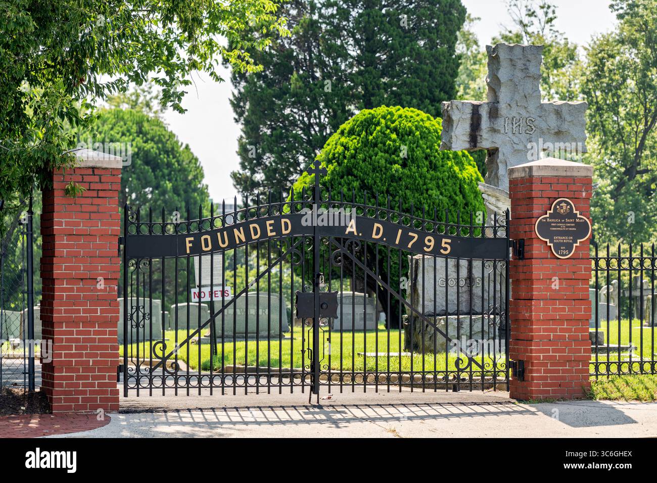 ALEXANDRIA, Virginie — le cimetière catholique Mary's Cemetery est situé dans le quartier historique de la vieille ville d'Alexandria. Le cimetière, créé en 1795, est l'un des plus anciens cimetières catholiques de la région métropolitaine de Washington DC. L'église catholique Mary's Church, qui supervise le cimetière, a été fondée par des immigrants irlandais et allemands à la fin du XVIIIe siècle. Le cimetière contient des tombes datant du début des années 1800 à nos jours, y compris des monuments et des pierres tombales reflétant près de deux siècles d'histoire de la communauté catholique. Vieille ville d'Alexandrie, situé le long de la rivière Potomac appr Banque D'Images