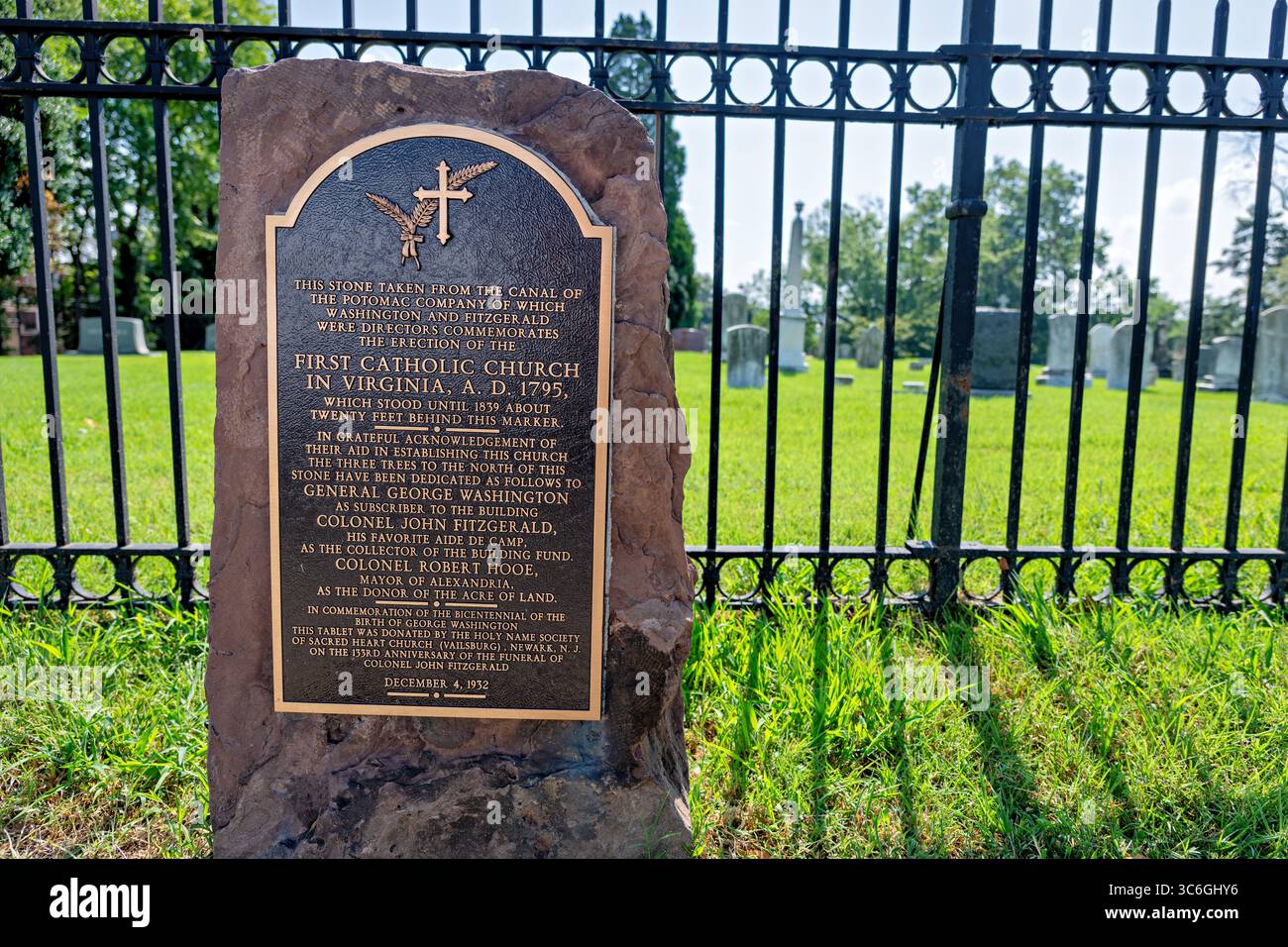 ALEXANDRIA, Virginie — le cimetière catholique Mary's Cemetery est situé dans le quartier historique de la vieille ville d'Alexandria. Le cimetière, créé en 1795, est l'un des plus anciens cimetières catholiques de la région métropolitaine de Washington DC. L'église catholique Mary's Church, qui supervise le cimetière, a été fondée par des immigrants irlandais et allemands à la fin du XVIIIe siècle. Le cimetière contient des tombes datant du début des années 1800 à nos jours, y compris des monuments et des pierres tombales reflétant près de deux siècles d'histoire de la communauté catholique. Vieille ville d'Alexandrie, situé le long de la rivière Potomac appr Banque D'Images