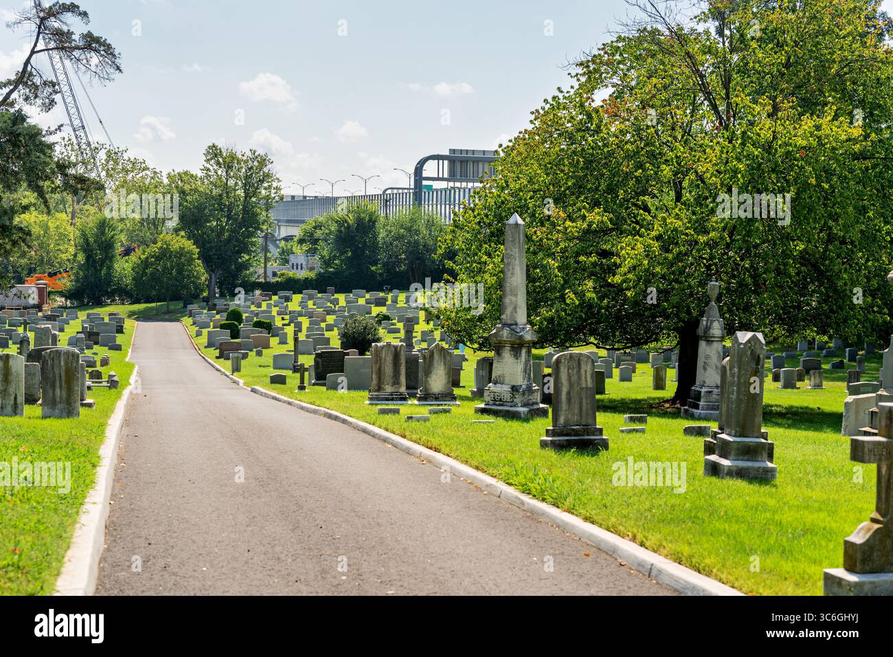 ALEXANDRIA, Virginie — le cimetière catholique Mary's Cemetery est situé dans le quartier historique de la vieille ville d'Alexandria. Le cimetière, créé en 1795, est l'un des plus anciens cimetières catholiques de la région métropolitaine de Washington DC. L'église catholique Mary's Church, qui supervise le cimetière, a été fondée par des immigrants irlandais et allemands à la fin du XVIIIe siècle. Le cimetière contient des tombes datant du début des années 1800 à nos jours, y compris des monuments et des pierres tombales reflétant près de deux siècles d'histoire de la communauté catholique. Vieille ville d'Alexandrie, situé le long de la rivière Potomac appr Banque D'Images