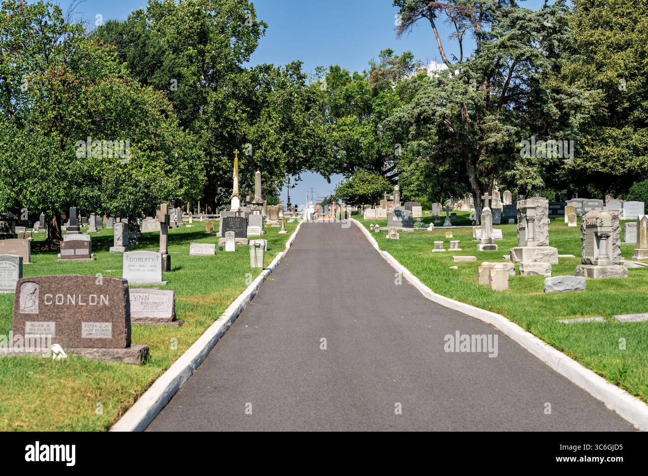 ALEXANDRIA, Virginie — le cimetière catholique Mary's Cemetery est situé dans le quartier historique de la vieille ville d'Alexandria. Le cimetière, créé en 1795, est l'un des plus anciens cimetières catholiques de la région métropolitaine de Washington DC. L'église catholique Mary's Church, qui supervise le cimetière, a été fondée par des immigrants irlandais et allemands à la fin du XVIIIe siècle. Le cimetière contient des tombes datant du début des années 1800 à nos jours, y compris des monuments et des pierres tombales reflétant près de deux siècles d'histoire de la communauté catholique. Vieille ville d'Alexandrie, situé le long de la rivière Potomac appr Banque D'Images
