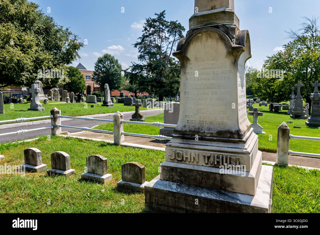 ALEXANDRIA, Virginie — le cimetière catholique Mary's Cemetery est situé dans le quartier historique de la vieille ville d'Alexandria. Le cimetière, créé en 1795, est l'un des plus anciens cimetières catholiques de la région métropolitaine de Washington DC. L'église catholique Mary's Church, qui supervise le cimetière, a été fondée par des immigrants irlandais et allemands à la fin du XVIIIe siècle. Le cimetière contient des tombes datant du début des années 1800 à nos jours, y compris des monuments et des pierres tombales reflétant près de deux siècles d'histoire de la communauté catholique. Vieille ville d'Alexandrie, situé le long de la rivière Potomac appr Banque D'Images