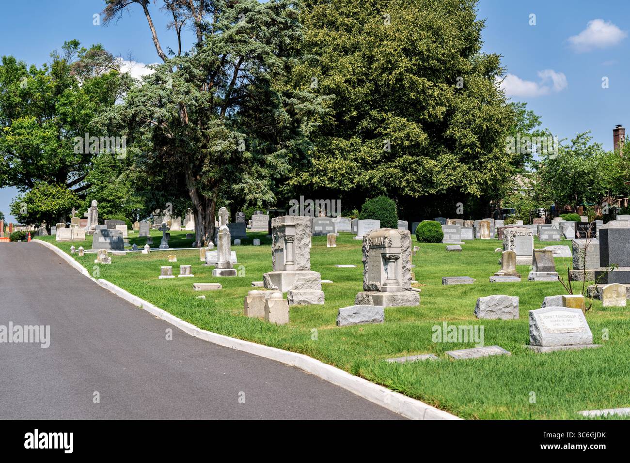 ALEXANDRIA, Virginie — le cimetière catholique Mary's Cemetery est situé dans le quartier historique de la vieille ville d'Alexandria. Le cimetière, créé en 1795, est l'un des plus anciens cimetières catholiques de la région métropolitaine de Washington DC. L'église catholique Mary's Church, qui supervise le cimetière, a été fondée par des immigrants irlandais et allemands à la fin du XVIIIe siècle. Le cimetière contient des tombes datant du début des années 1800 à nos jours, y compris des monuments et des pierres tombales reflétant près de deux siècles d'histoire de la communauté catholique. Vieille ville d'Alexandrie, situé le long de la rivière Potomac appr Banque D'Images