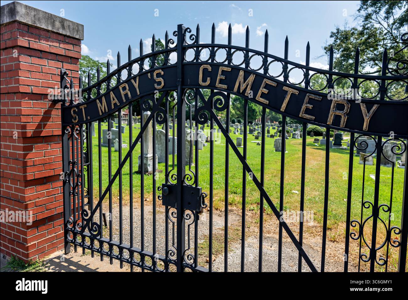 ALEXANDRIA, Virginie — le cimetière catholique Mary's Cemetery est situé dans le quartier historique de la vieille ville d'Alexandria. Le cimetière, créé en 1795, est l'un des plus anciens cimetières catholiques de la région métropolitaine de Washington DC. L'église catholique Mary's Church, qui supervise le cimetière, a été fondée par des immigrants irlandais et allemands à la fin du XVIIIe siècle. Le cimetière contient des tombes datant du début des années 1800 à nos jours, y compris des monuments et des pierres tombales reflétant près de deux siècles d'histoire de la communauté catholique. Vieille ville d'Alexandrie, situé le long de la rivière Potomac appr Banque D'Images