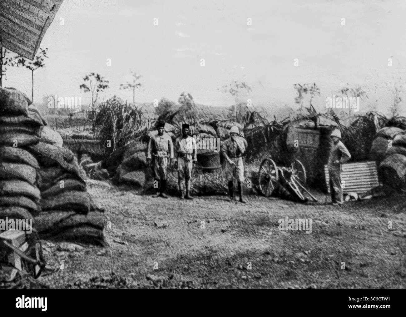 Photographie de deux blockhaus français fortifiés à Kribi, Cameroun, février 1916. À gauche : une unité de 65 hommes d'un corps français de débarquement ; à droite : une unité de 80 hommes de troupes coloniales. Ces fortifications de campagne ont été construites pendant l'avancée alliée dans la campagne du Kamerun de la première Guerre mondiale. Elles ont fourni une défense cruciale aux forces françaises alors qu'elles poussaient à l'intérieur des terres contre les positions allemandes retranchées en Afrique de l'Ouest. Banque D'Images