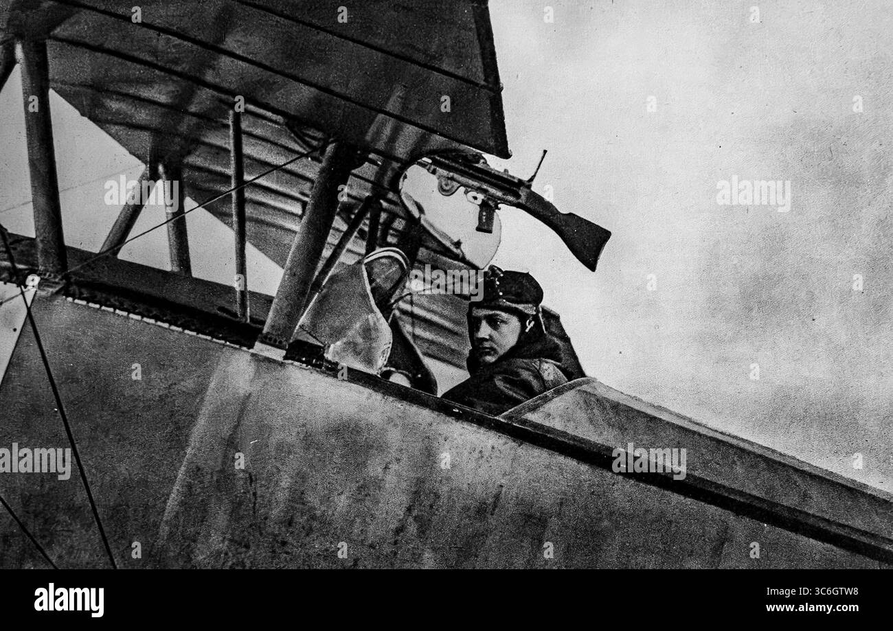 Georges Guynemer, âgé de 21 ans, assis dans son avion de chasse Nieuport pendant la première Guerre mondiale crédité de cinq victoires aériennes au moment de cette photographie, Guynemer reçoit la Croix de Guerre à quatre palmiers, la MÈdaille militaire et la LÈgion d'honneur. Cette image souligne son héroïsme au début de la guerre et sa dépendance vis-à-vis des pionniers de Franceís aviation lors des batailles aériennes de 1916ñ1917. Banque D'Images