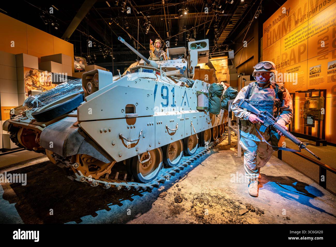 Exposition du véhicule de combat M2A3 Bradley au Musée national de l'armée américaine à Fort Belvoir, Virginie | FORT BELVOIR, Virginie — Un véhicule de combat M2 Bradley constitue une exposition sur les véhicules blindés modernes au Musée national de l'armée des États-Unis, affiché à côté d'une figurine de soldat en camouflage désert. Développé pour combattre aux côtés du char M1 Abrams, le Bradley combine un canon automatique de 25 mm, un lanceur de missiles TOW et une optique d'imagerie thermique pour l'acquisition de cibles de jour comme de nuit. Banque D'Images