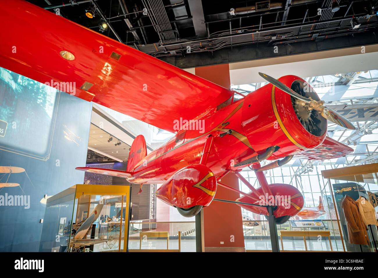 WASHINGTON DC — L'exposition Lockheed Vega 5B d'Amelia Earhart présente les modifications record apportées à cet avion d'aviation pionnier, y compris le moteur Wasp amélioré de 450 chevaux, les systèmes de navigation améliorés avec indicateur de dérive et gyroscope, et des réservoirs de carburant supplémentaires installés dans les ailes et le compartiment passager. Earhart a utilisé cet avion pour plusieurs de ses vols historiques, y compris son vol transatlantique en solo de 1932 qui a fait d'elle la première femme à voler en solo à travers l'océan Atlantique. L'exposition fait partie de la galerie Barron Hilton Pioneers of Flight, qui chroni Banque D'Images