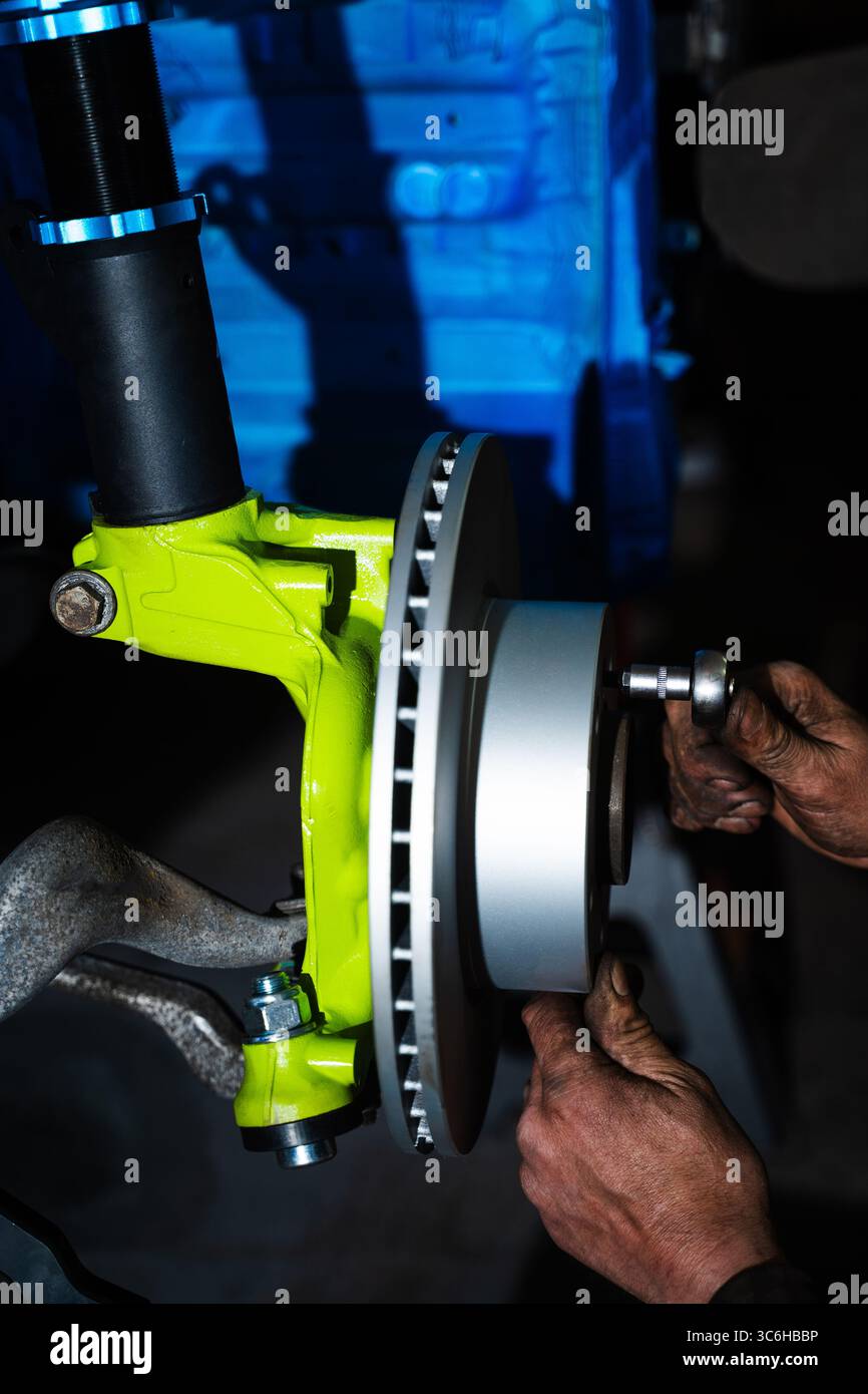 Pose de la suspension avant et du disque de frein. Disque de frein de performance et ensemble jambe de force posé pour la puissance de freinage de glissement. Frein à disque et enroulement St Banque D'Images