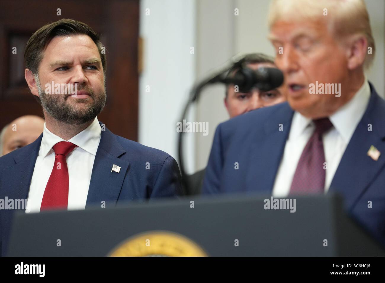 Washington, États-Unis. 31 juillet 2025. Le vice-président AMÉRICAIN JD Vance, à gauche, et le président Donald Trump lors d’une cérémonie de signature d’un décret dans la salle Roosevelt de la Maison Blanche à Washington, DC, le jeudi 31 juillet 2025. L'ordre rétablira officiellement le Presidential Fitness test, créant des programmes scolaires qui récompensent l'excellence en éducation physique. Photo par Eric Lee/UPI crédit : UPI/Alamy Live News Banque D'Images