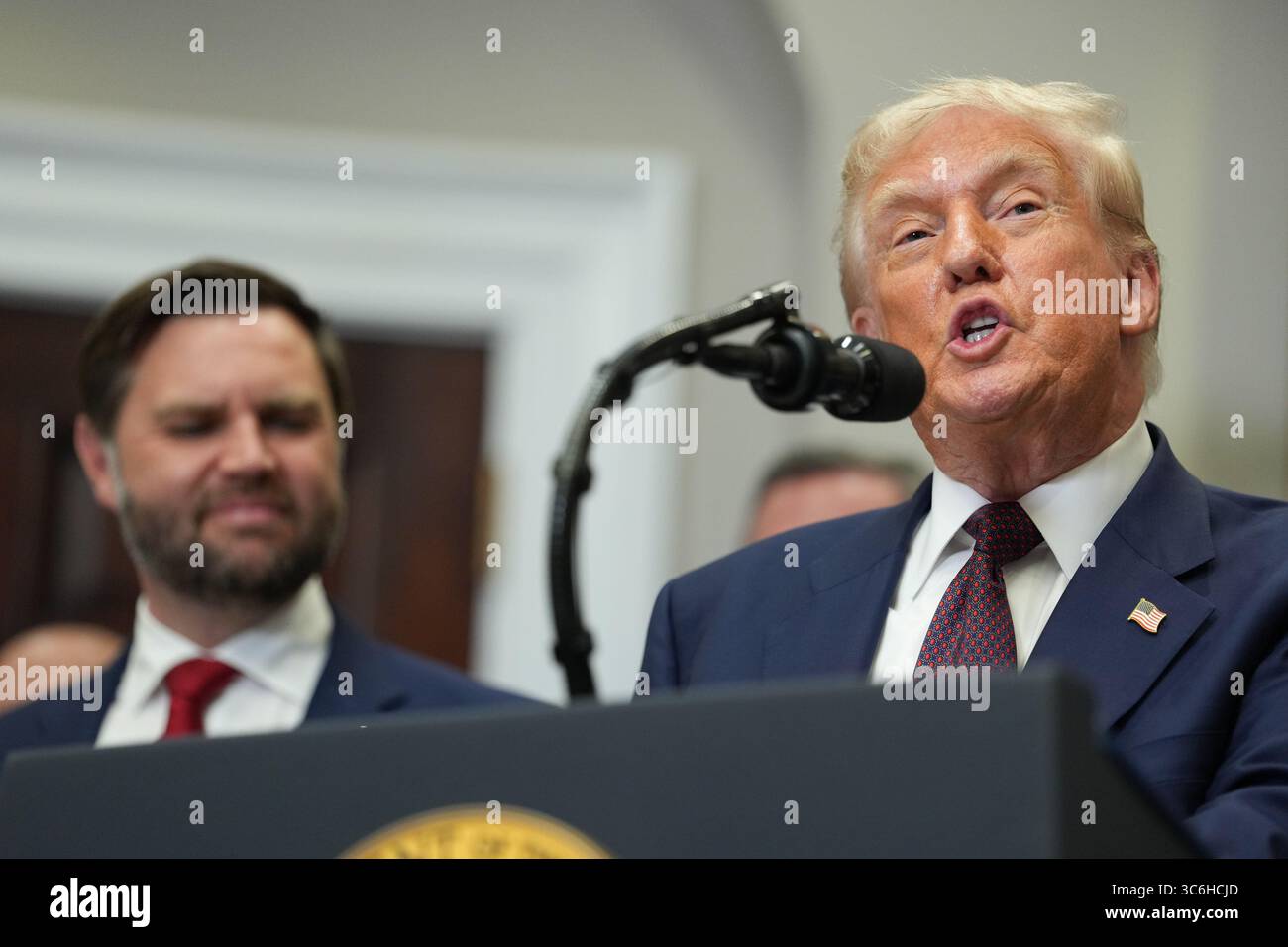 Washington, États-Unis. 31 juillet 2025. Le vice-président AMÉRICAIN JD Vance, à gauche, et le président Donald Trump lors d’une cérémonie de signature d’un décret dans la salle Roosevelt de la Maison Blanche à Washington, DC, le jeudi 31 juillet 2025. L'ordre rétablira officiellement le Presidential Fitness test, créant des programmes scolaires qui récompensent l'excellence en éducation physique. Photo par Eric Lee/UPI crédit : UPI/Alamy Live News Banque D'Images