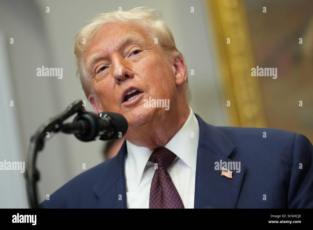 Washington, États-Unis. 31 juillet 2025. Le vice-président AMÉRICAIN JD Vance, à gauche, et le président Donald Trump lors d’une cérémonie de signature d’un décret dans la salle Roosevelt de la Maison Blanche à Washington, DC, le jeudi 31 juillet 2025. L'ordre rétablira officiellement le Presidential Fitness test, créant des programmes scolaires qui récompensent l'excellence en éducation physique. Photo par Eric Lee/UPI crédit : UPI/Alamy Live News Banque D'Images