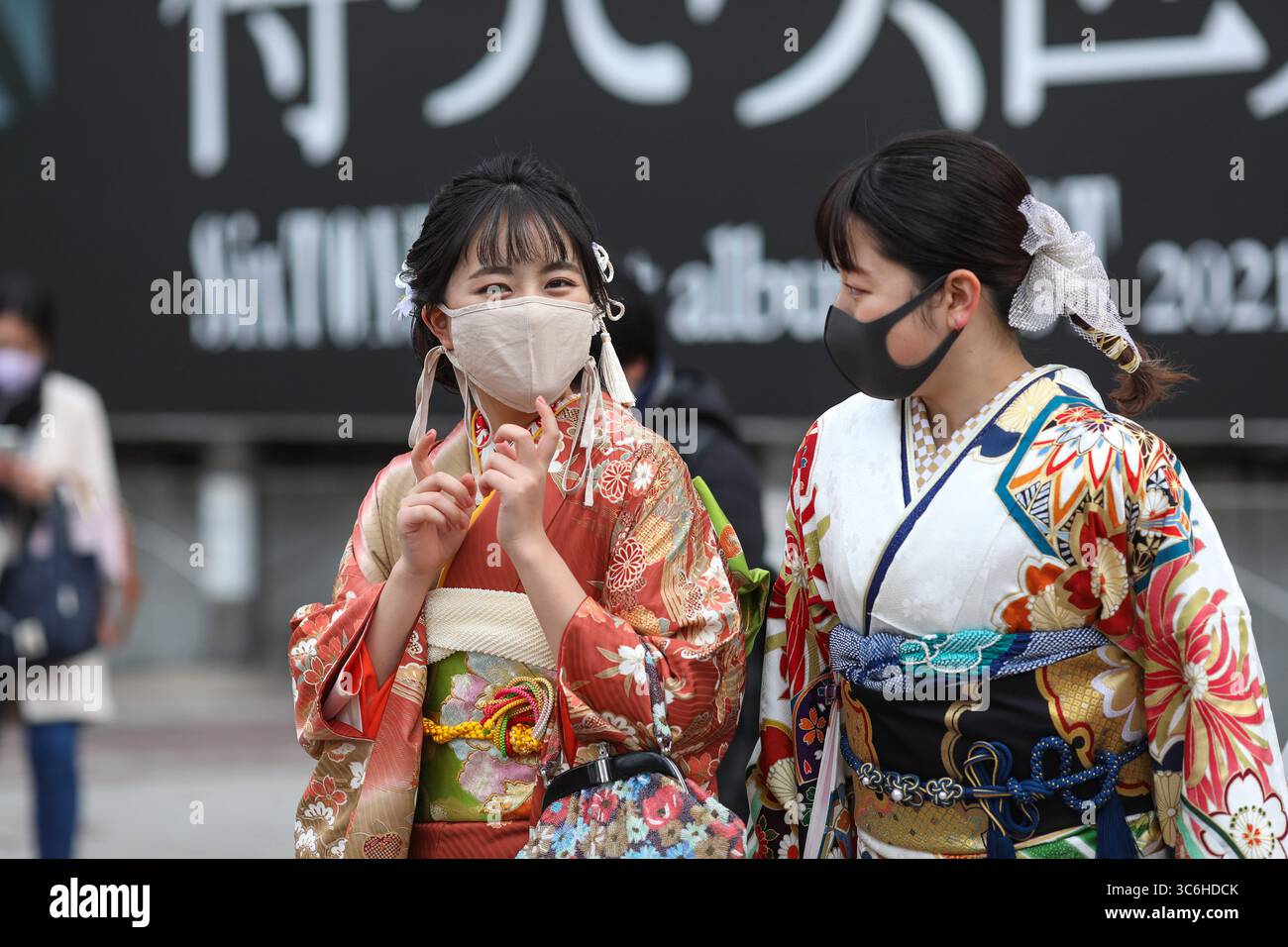 11 janvier 2021, Tokyo, Japon: Les femmes portant des kimono et des masques passent du temps à Shibuya Crossing pendant la journée ''Coming of Age''' en Tokyo..Coming de la Journée de l'âge célèbre ceux qui ont 20 ans. C'est un jour férié le deuxième lundi de janvier au Japon. Cependant, à la lumière du taux croissant d'infection par COVID19 au Japon, le jour de l'âge de 2021 n'était pas le même comme d'habitude. La cérémonie officielle n'était en ligne que dans la plupart des bureaux de la ville au Japon. Dans la place populaire Shibuya Crossing n'était que peu de filles dans le magnifique kimono. Toutes les personnes portant un masque. (Credit image: © Takimoto Marina/SOPA Images Banque D'Images
