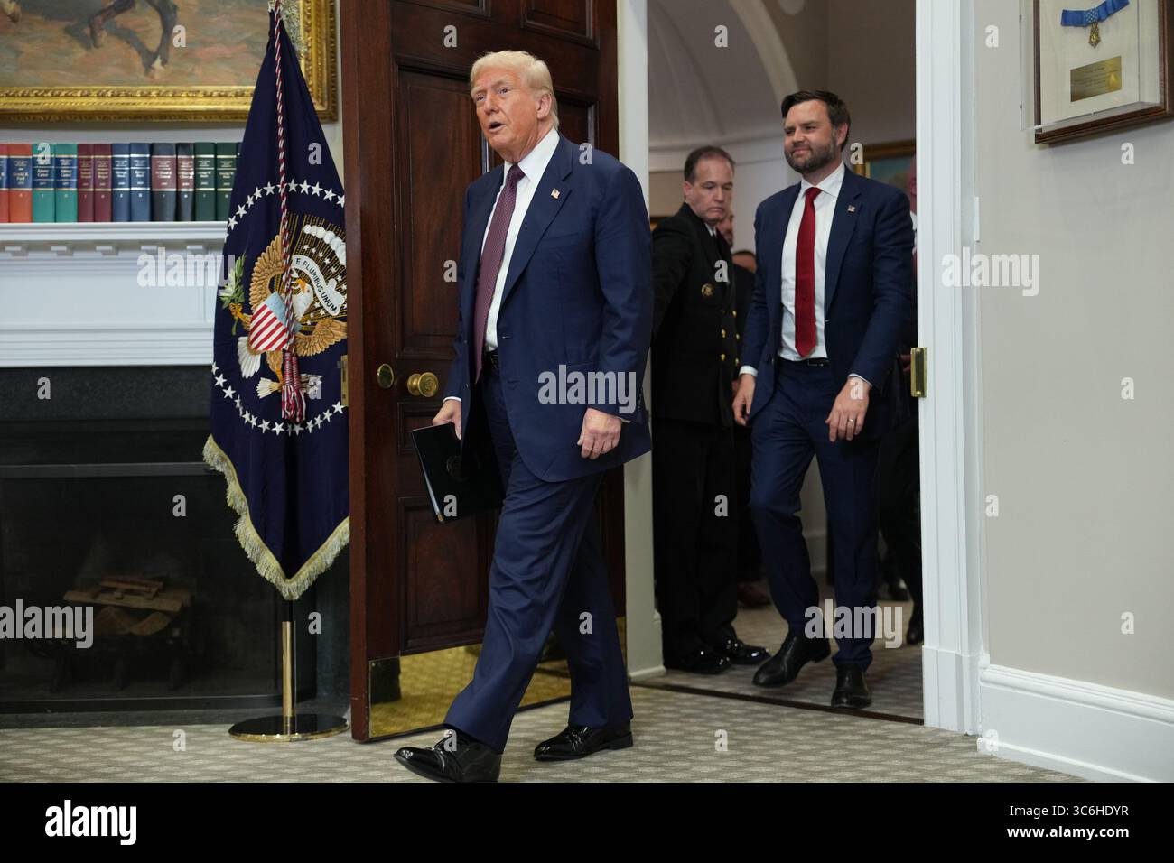 Washington, États-Unis. 31 juillet 2025. Le président AMÉRICAIN Donald Trump et le vice-président JD Vance arrivent pour une cérémonie de signature de l’ordre exécutif dans la salle Roosevelt de la Maison Blanche à Washington, DC, le jeudi 31 juillet 2025. L'ordre rétablira officiellement le Presidential Fitness test, créant des programmes scolaires qui récompensent l'excellence en éducation physique. Photo par Eric Lee/UPI crédit : UPI/Alamy Live News Banque D'Images