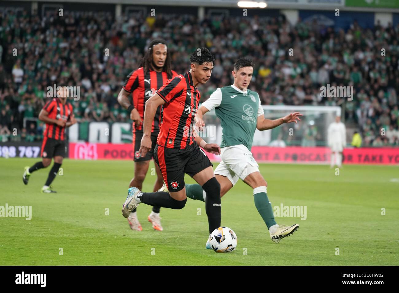 31 juillet 2025 ; Easter Road, Édimbourg, Écosse : UEFA Europa League, deuxième tour de qualification, deuxième manche, Hibernian contre Midtjylland ; Darío Osorio de Midtjylland sur le ballon Banque D'Images