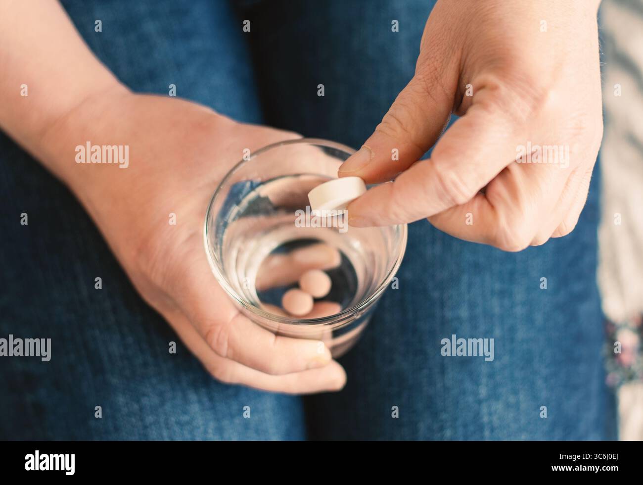 Médicament pilule, dépendance aux suppléments et surdose, prescription de médicaments, comprimés de pharmacie, soins de santé et traitement, prise de vitamines Banque D'Images