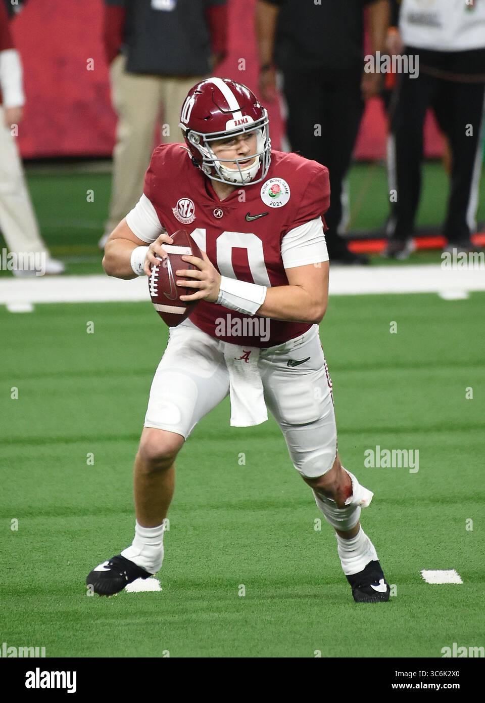 1er janvier 2021 Arlington, TX...Alabama Crimson Tide redshirt junior (10) Mac Jones a terminé 25 for30 sur 297 mètres et quatre touchdoors, tout en ayant également six carriages sur 18 mètres contre le combat irlandais de notre Dame au STADE AT&T le 1er janvier 2021. Le Tide cramoisi a battu notre Dame contre l'Irish 31-14 au Rose Bowl Game, à Arlington, au Texas. (Photographe complet absolu et crédit d'entreprise : Jose Marin / MarinMedia.org / Cal Sport Media) (Network Television, veuillez contacter votre représentant commercial pour l'utilisation de la télévision.) (L'utilisation des actualités télévisées doit brûler « MarinMedia » sur la plate-forme supérieure Banque D'Images