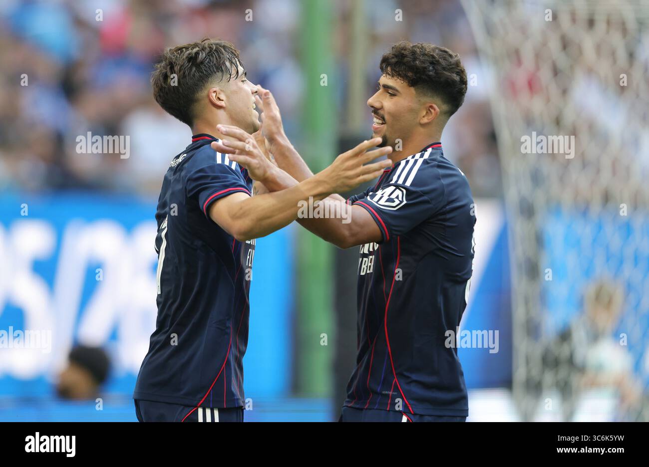 Hambourg, Deutschland. 26 juillet 2025. firo : 26.07.2025 Football, Football, 1.Liga, 1.Bundesliga, saison 2025/2026, test match HSV Hamburg Hamburg Hamburg Hamburg HSV Hamburg Hamburg - Olympique Lyon Afonso Moreira de l'Olympique Lyon célèbre le quatrième but de l'équipe zum 4 :0 Jubilation Credit : dpa/Alamy Live News Banque D'Images