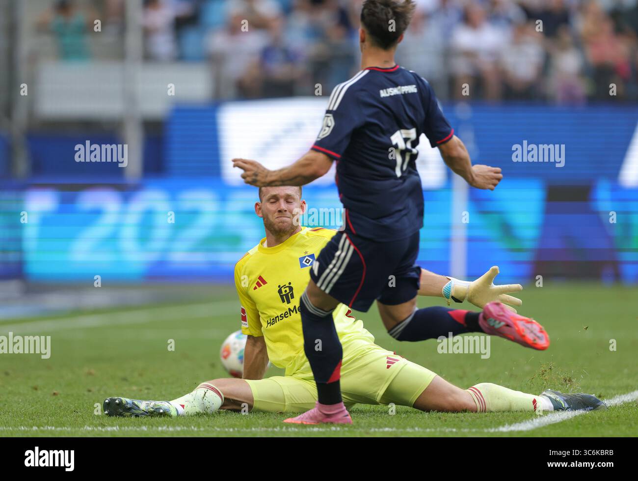 Hambourg, Deutschland. 26 juillet 2025. firo : 26.07.2025 Football, Football, 1.Liga, 1.Bundesliga, saison 2025/2026, test match HSV Hambourg Hambourg Hambourg HSV Hambourg Hambourg - Olympique Lyon Afonso Moreira de l'Olympique Lyon marque le quatrième but de l'équipe en 4 :0 contre Daniel Peretz gardien de but de HSV Hambourg Hambourg Hambourg HSV Hambourg Hambourg crédit : dpa/Alamy Live News Banque D'Images