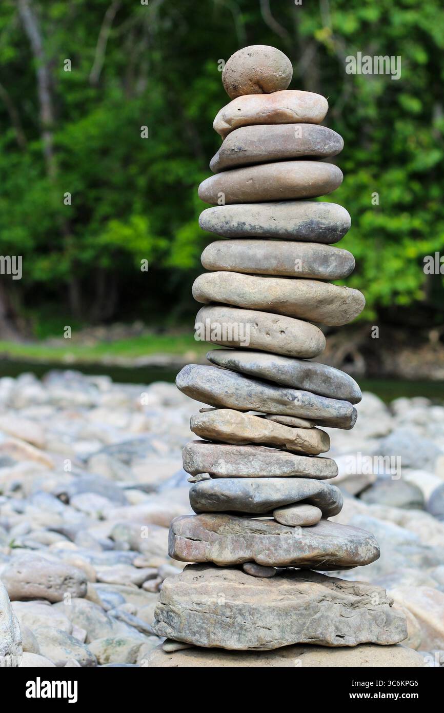 Gros plan de Flat Rocks empilés par un ruisseau dans un cadre naturel Banque D'Images
