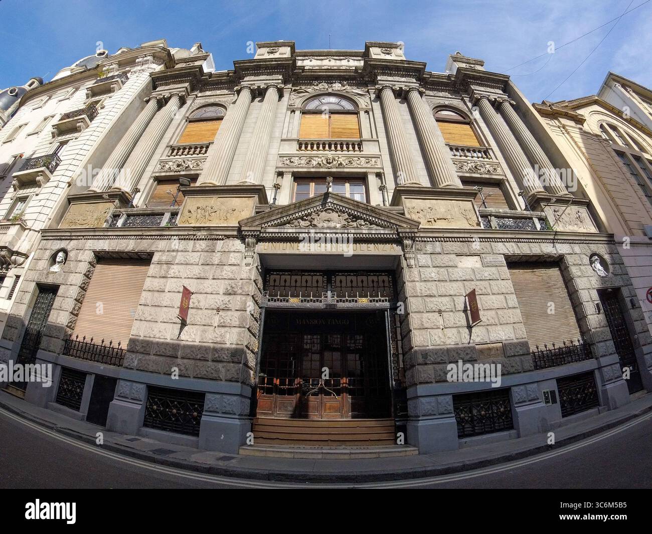 Façade de la Société italienne Unione e Benevolenza à Buenos Aires. Une icône de l'immigration italienne et de l'entraide en Argentine, fondée en 1858. Banque D'Images