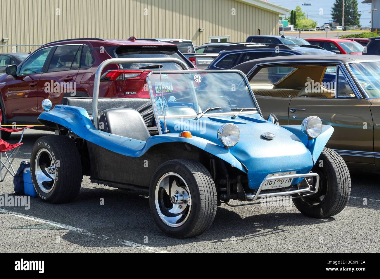 Oakland, Maryland, États-Unis - juillet 28 2025 : Blue Custom VW Dune Buggy exposé au salon de l'auto Banque D'Images