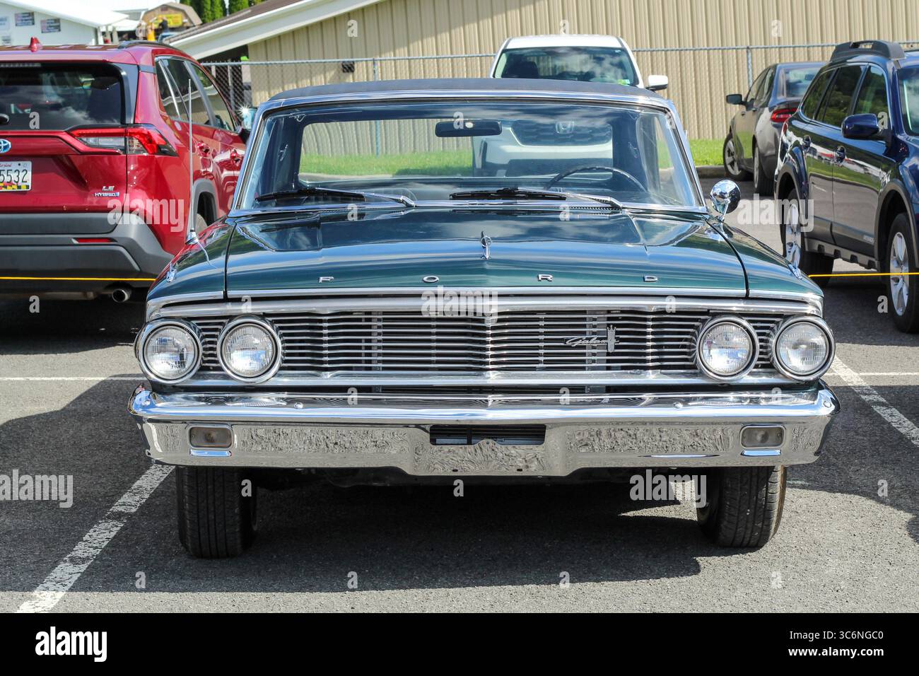 Oakland, Maryland, États-Unis - juillet 28 2025 : Custom Ford Galaxie Classic exposé au salon de l'auto Banque D'Images