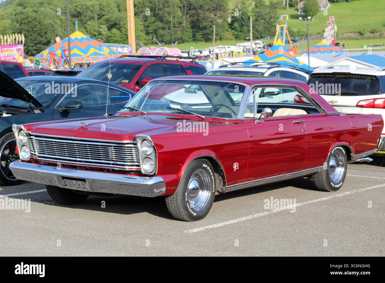 Oakland, Maryland, États-Unis - juillet 28 2025 : Custom Ford Galaxie Classic exposé au salon de l'auto Banque D'Images