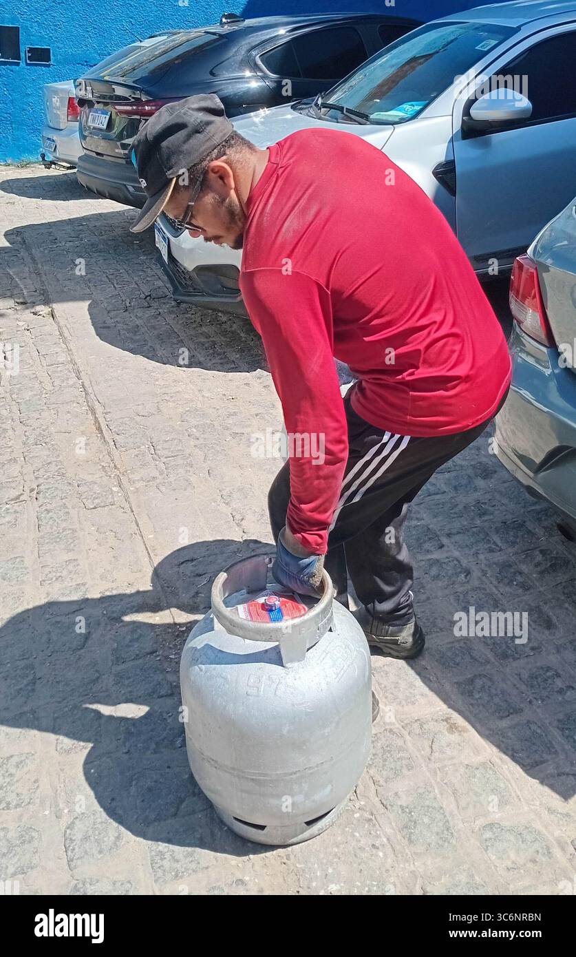 Maceió, Al - 31 juillet 2025 : CAI PREçO DO Gás NATURAL - Petrobras annonce une réduction du prix du gaz naturel pour les distributeurs. Petrobras a annoncé qu’elle réduirait le prix du gaz naturel vendu aux distributeurs de 14% en moyenne à compter du 1er août. La réduction a été calculée sur la base des prix du trimestre précédent et reflète la variation de deux facteurs principaux : le prix international du pétrole brut Brent, qui a chuté de 11 %, et l'appréciation de 3,2 % du réel par rapport au dollar au cours de la période. (Photo : Pablo de Luca/Fotoarena) Banque D'Images