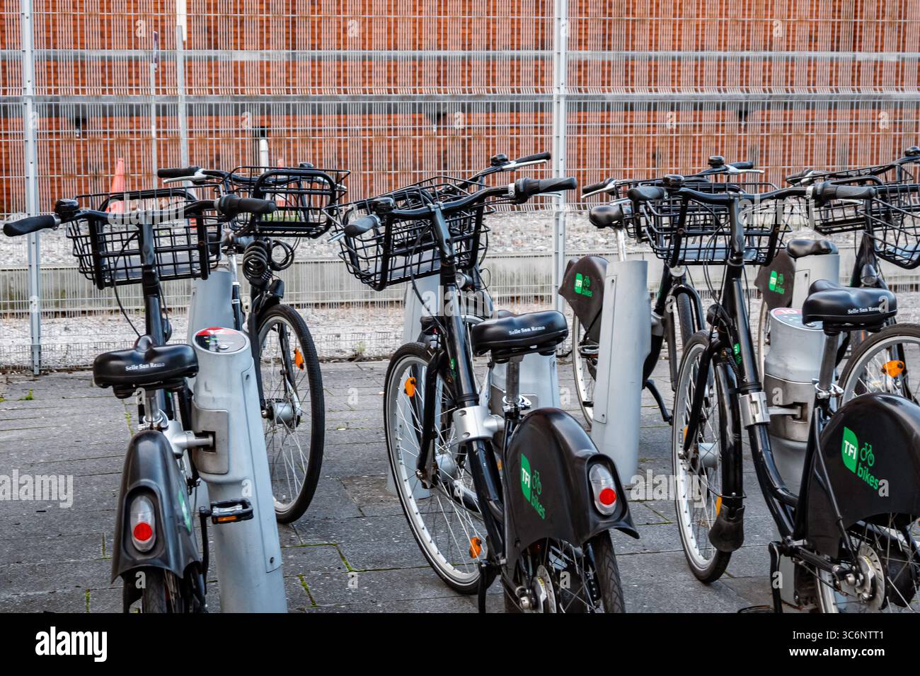 25 juillet 2025 Cork, Irlande Une collection dynamique de vélos à la gare encourage les options de transport écologique dans la ville Banque D'Images