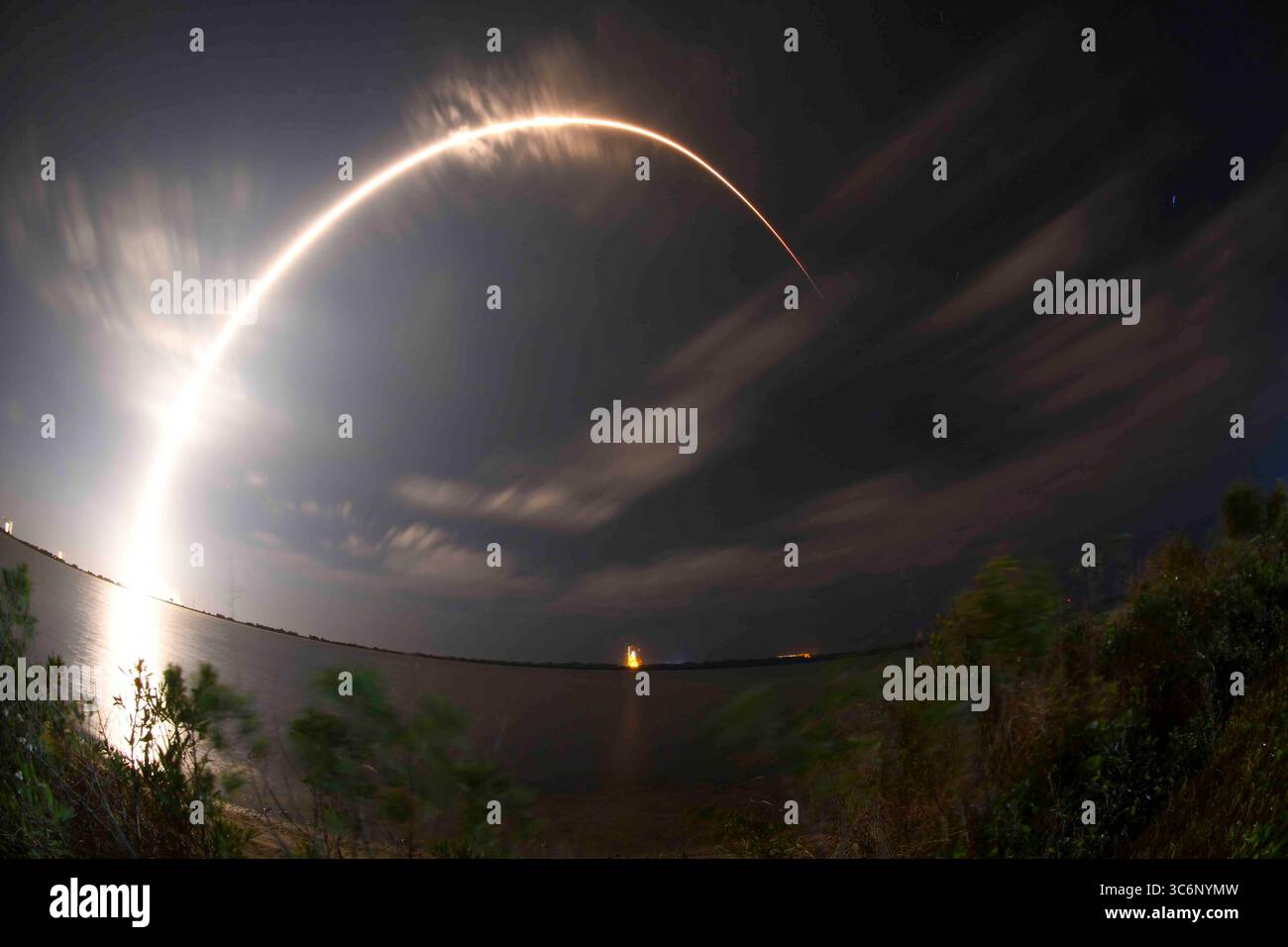 7 janvier 2021 - Cape Canaveral Space Force Stati, Floride, États-Unis - Une fusée Falcon 9 Turksat 5A est lancée avec succès depuis le complexe de lancement spatial 40 avec le soutien de la 45e escadre spatiale, à la Station spatiale Cape Canaveral, en Floride, le 7 janvier 2021. Le Turksat 5A fournira des capacités de communication à la Turquie et à d'autres pays. (Crédit image : © U.S. Space Force/ZUMA Wire/ZUMAPRESS.com) Banque D'Images