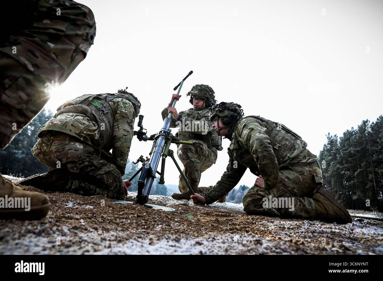 11 janvier 2021 - Grafenwoehr, Bayern, Allemagne - des parachutistes affectés au 1er escadron, 91e régiment de cavalerie, 173e brigade aéroportée nettoient un mortier de 60 mm lors d'un exercice de tir réel dans la zone d'entraînement de Grafenwoehr, Allemagne, le 11 janvier 2021. La 173rd Airborne Brigade est la Force de réponse de contingence de l'armée américaine en Europe, fournissant des forces rapidement déployables aux États-Unis, en Europe, en Afrique et dans les zones de responsabilité du commandement central. (Crédit image : © Zack Stahlberg/U.S. Armée/ZUMA Wire/ZUMAPRESS.com) Banque D'Images