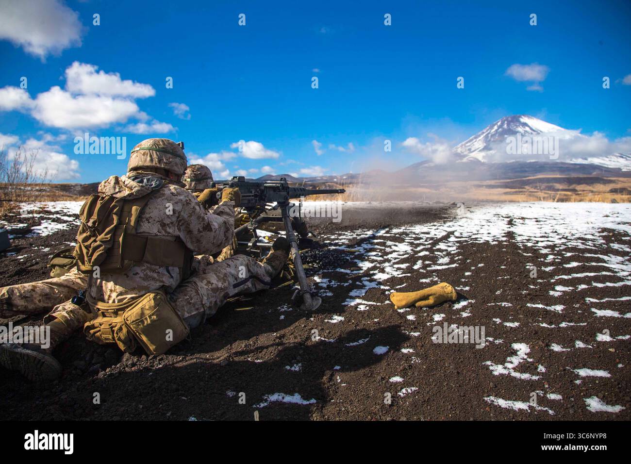 13 janvier 2021 - Gotemba, Aichi, Japon - le corps des Marines des États-Unis Daniel Galeano, mitrailleur de l'équipe combinée anti-armure 2, 3e bataillon du 8e régiment de Marines, engage des cibles lors d'une mitrailleuse de calibre .50 à tir réel au Centre d'entraînement aux armes combinées, Camp Fuji, Japon, 13 janvier 2021. Au cours de cette évolution de Fuji Viper, les Marines perfectionnent leurs compétences tactiques, démontrant que les formations d'infanterie peuvent faciliter les manœuvres multidomaines de la force conjointe à l'appui des opérations navales. Le 3/8 est déployé en avant dans l'Indo-Pacifique sous le 4e régiment de Marines, 3e division des Marines. Galeano est un natif o Banque D'Images