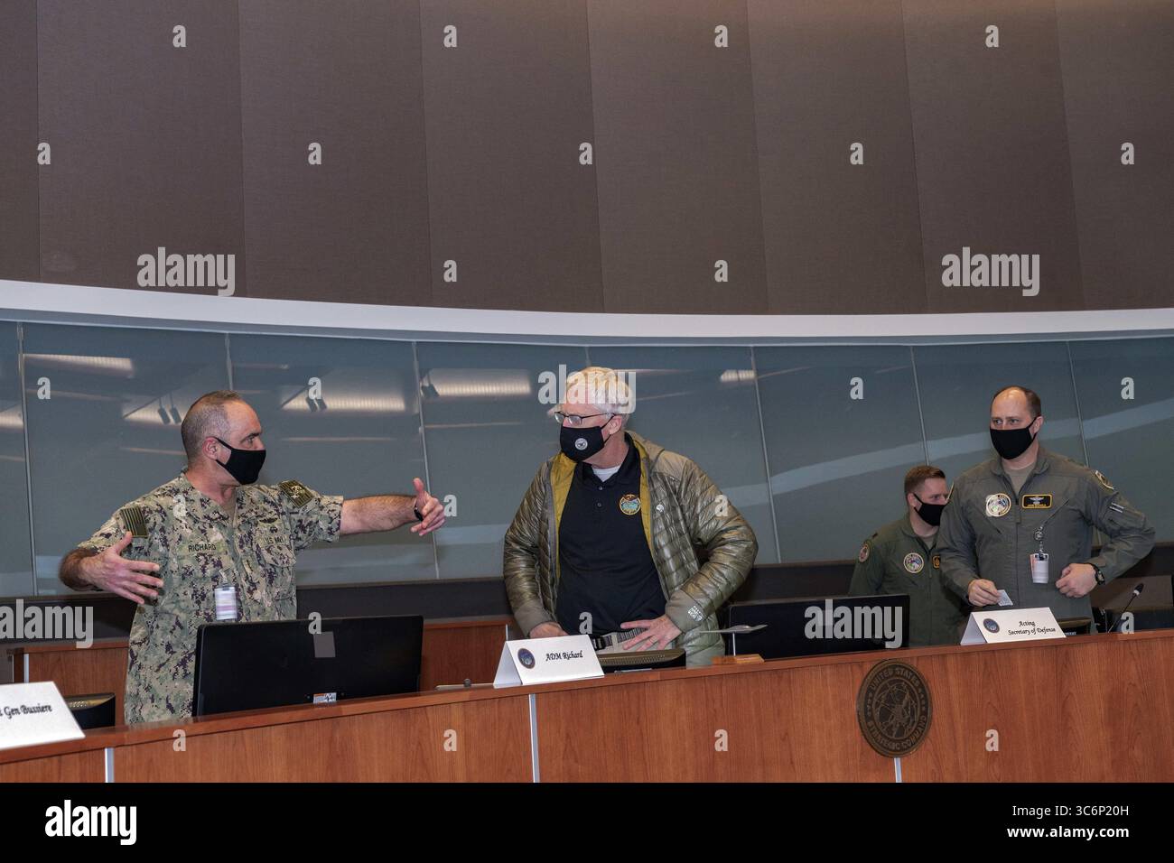 13 janvier 2021 - Offutt Air Force base, Nebraska, États-Unis - le secrétaire à la Défense par intérim Chris Miller rencontre le commandant du commandement stratégique américain, l'amiral Charles âChas Richard, au quartier général de STRATCOM, Offutt Air Force base, Neb., le 13 janvier 2021. (Crédit image : © DoD/ZUMA Wire/ZUMAPRESS.com) Banque D'Images
