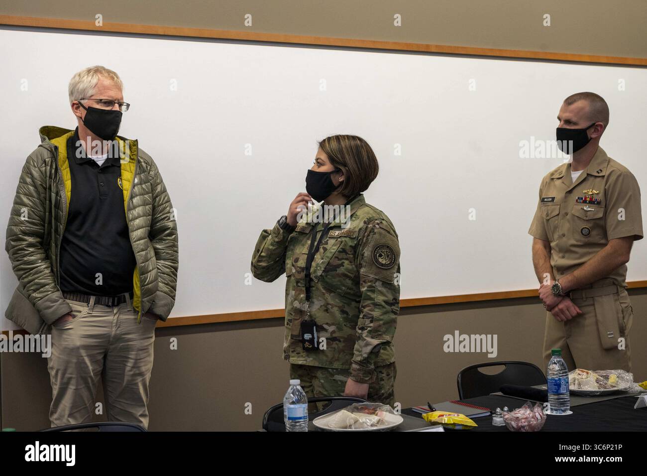 13 janvier 2021 - Offutt Air Force base, Nebraska, États-Unis - le secrétaire à la Défense par intérim Chris Miller et le conseiller principal du président Ramon 'CZ' Colon-Lopez rencontrent des militaires au U.S. Strategic Command, Offutt Air Force base, Neb., 13 janvier 2021. (Crédit image : © DoD/ZUMA Wire/ZUMAPRESS.com) Banque D'Images