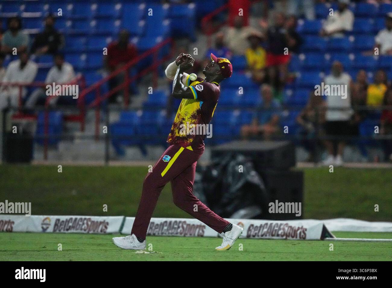 West Indies' Jason Holder takes the catch to dismiss Pakistan's Faheem Ashraf during the first Twenty20 cricket match between West Indies and Pakistan, in Lauderhill, Fla., Thursday, July 31, 2025. (AP Photo/Lynne Sladky) Banque D'Images