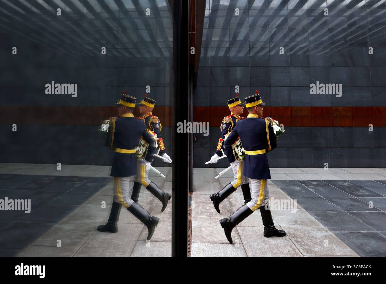 Bucarest, Roumanie. 31 juillet 2025. Des soldats roumains portent une couronne lors des cérémonies marquant la Journée européenne du souvenir de l'Holocauste chez les Roms dans un mémorial de l'Holocauste à Bucarest, en Roumanie, le 31 juillet 2025. Crédit : Cristian Cristel/Xinhua/Alamy Live News Banque D'Images