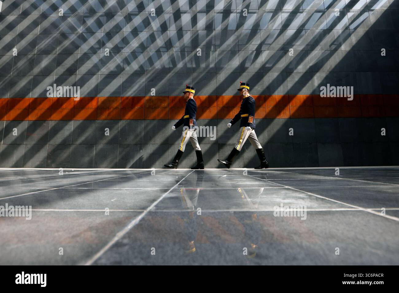 Bucarest, Roumanie. 31 juillet 2025. Des soldats roumains assistent à des cérémonies marquant la Journée européenne de commémoration de l'Holocauste chez les Roms dans un mémorial de l'Holocauste à Bucarest, Roumanie, le 31 juillet 2025. Crédit : Cristian Cristel/Xinhua/Alamy Live News Banque D'Images