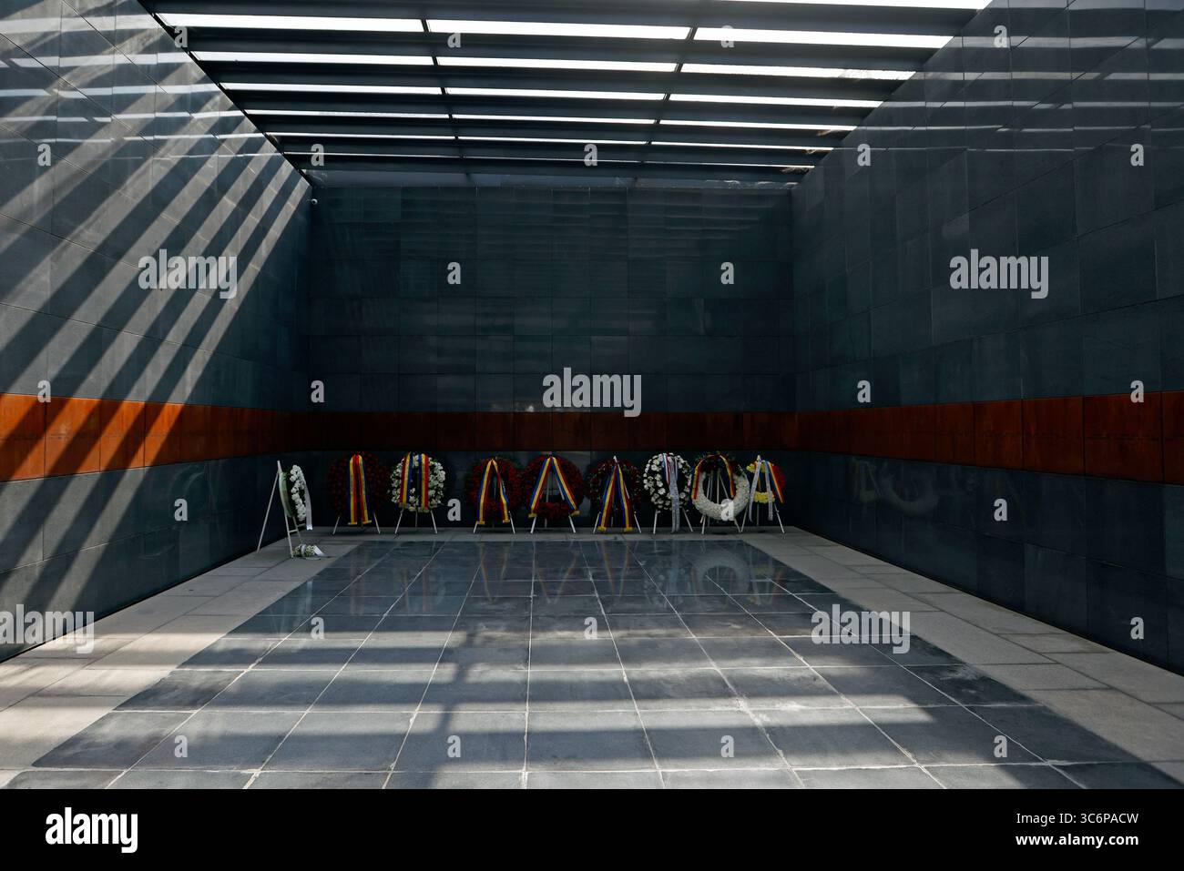 Bucarest, Roumanie. 31 juillet 2025. Des couronnes de fleurs sont aperçues lors des cérémonies marquant le jour commémoratif de l'Holocauste des Roms européens dans un mémorial de l'Holocauste à Bucarest, en Roumanie, le 31 juillet 2025. Crédit : Cristian Cristel/Xinhua/Alamy Live News Banque D'Images