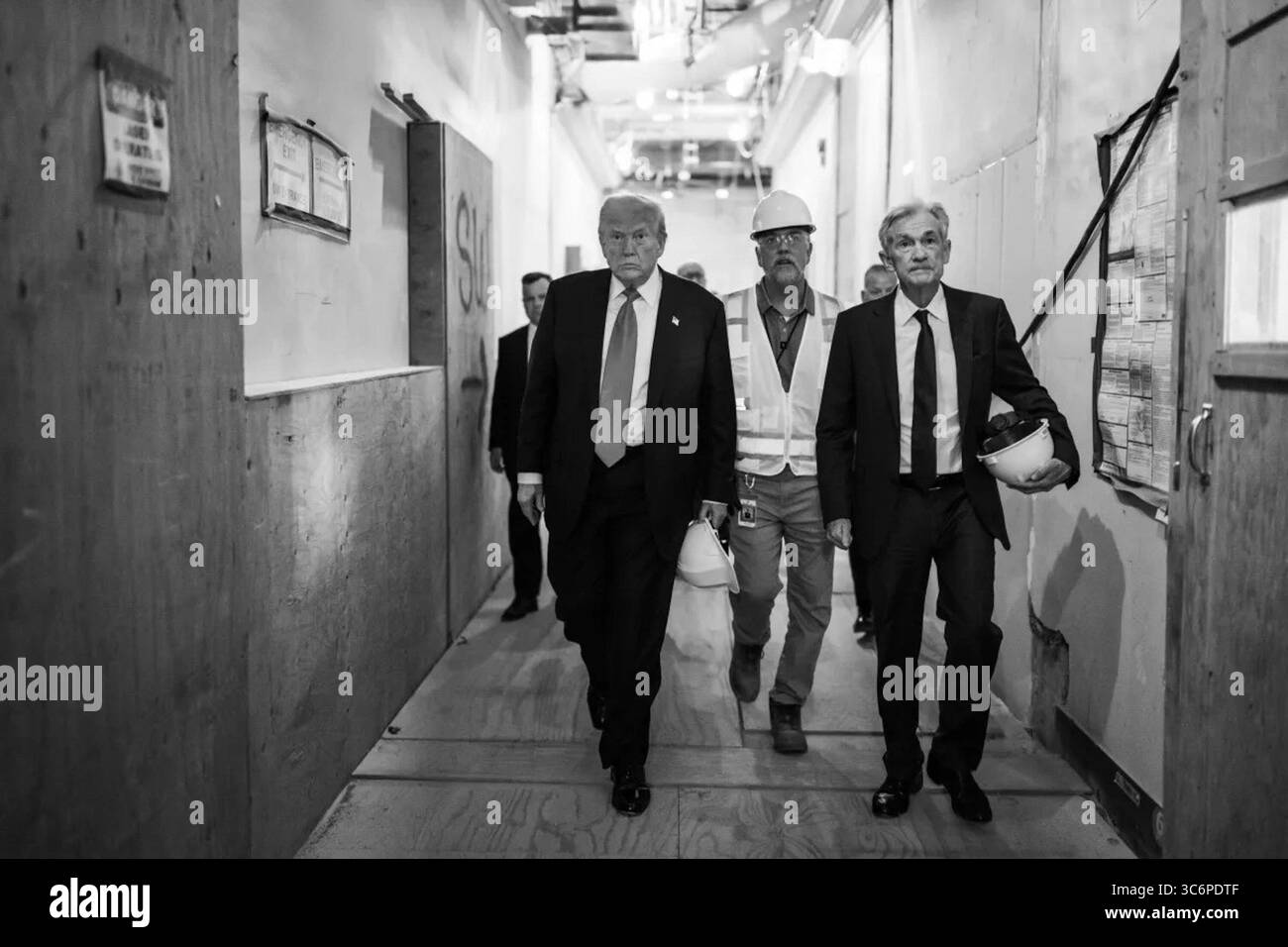 Le président Donald J. Trump et le président de la réserve fédérale Jerome Powell traversent les couloirs de construction du siège de la réserve fédérale à Washington, D.C. le 24 juillet 2025, pour évaluer les travaux de rénovation en cours et discuter des plans économiques futurs. Image reproduite avec l'aimable autorisation de la Maison Blanche. Banque D'Images
